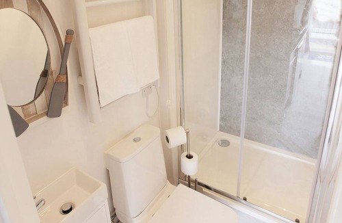 Hamble-le-Rice Cabin | 1 bedroom accommodation in Hamble
