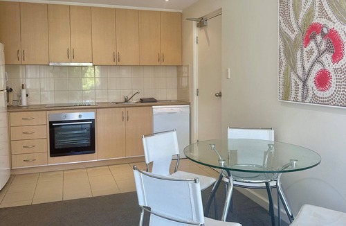East Perth Apartment | 1 bedroom apartment, walking distance to Optus onsite parking , pool available.