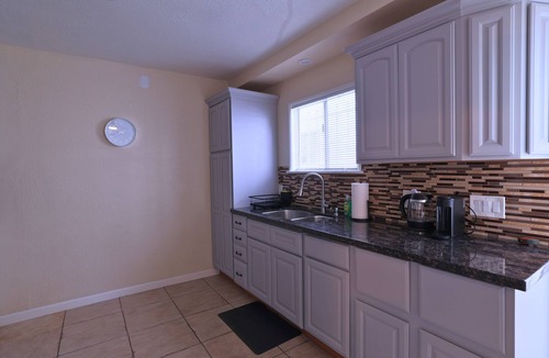 North Long Beach House | 1 Bedroom home for extended stays near Bixby Knolls + Free WiFi + Queen Bed