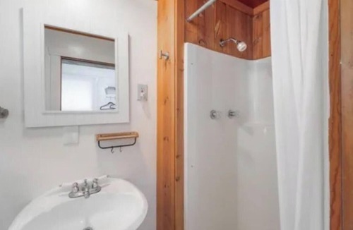 Roseburg Bed & Breakfast | 1 Bedroom Queen Suite- Historic Lodge on the North Umpqua River
