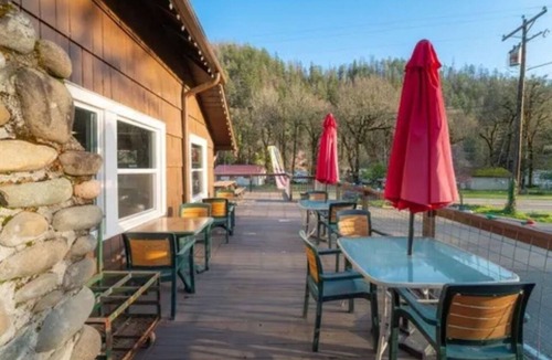 Roseburg Bed & Breakfast | 1 Bedroom Queen Suite- Historic Lodge on the North Umpqua River
