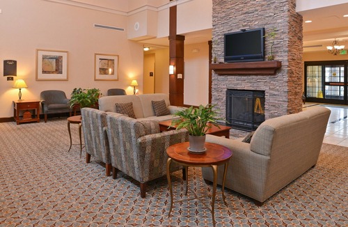 Aquia Harbour Condo | 1 Bedroom | Shared Indoor Pool + Business Center