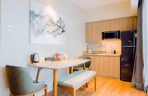 Makati Condo | 1 Bedroom Suite with Canal view