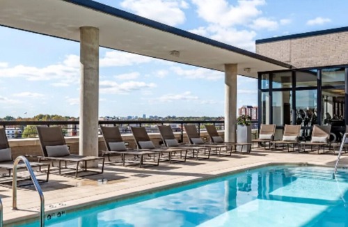 Radnor - Fort Myer Heights Apartment | 1-bedroom with on-site parking included in the Rosslyn Area