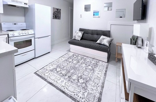 Renfrew-Collingwood House | 1 Bedroom with WIFI, Laundry, Queen Bed, Sofa Bed. Close to Transit and Grocery
