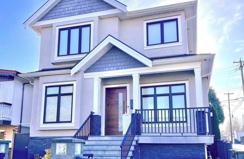 Renfrew-Collingwood House | 1 Bedroom with WIFI, Laundry, Queen Bed, Sofa Bed. Close to Transit and Grocery
