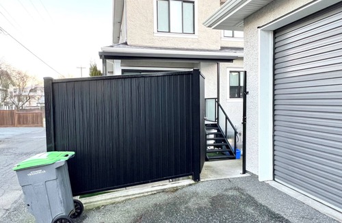 Renfrew-Collingwood House | 1 Bedroom with WIFI, Laundry, Queen Bed, Sofa Bed. Close to Transit and Grocery