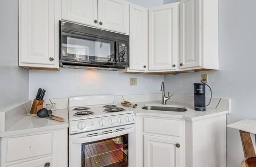 Downtown Baltimore Apartment | 1 Block to Penn Station-Baltimore! Urban Studio
