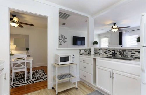 Tobin Hill House | 1 BR/1BA Downtown, Riverwalk, Golf, Zoo & Pearl