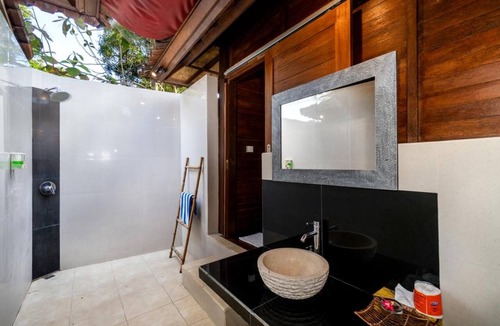 Mushroom Bay Cottage | 1 BR Balinese Wooden Cottage Near Mushroom Beach Nusa Lembongan