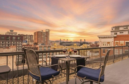 Cultural District Apartment | 1 BR Downtown Pittsburgh with Best Roof Top View