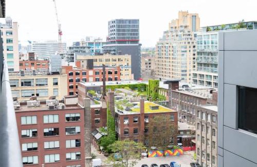 Downtown Toronto House | 1 BR plus Ent District,MTCC,Jays