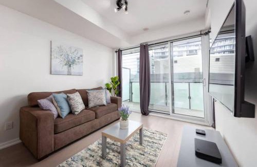 Downtown Toronto House | 1 BR plus Ent District,MTCC,Jays