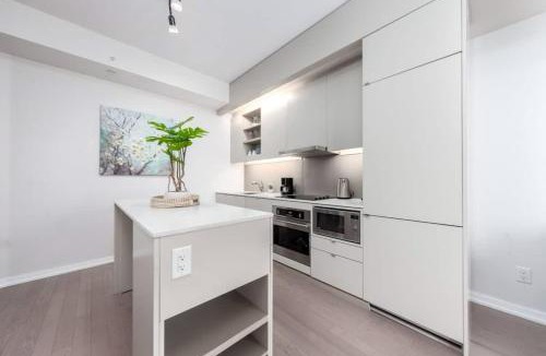 Downtown Toronto House | 1 BR plus Ent District,MTCC,Jays