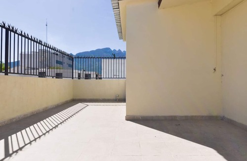Monterrey House | 1 King, 4 Double bed, 2 Sofa bed, 2 Parking, 12ppl