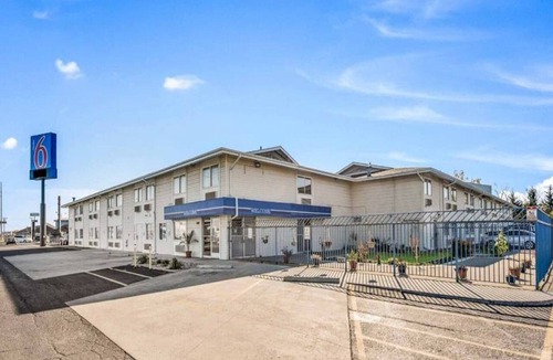 Fort Wayne Apartment | 1 King Bed | Mob Access Tub Nsmk Minifridg