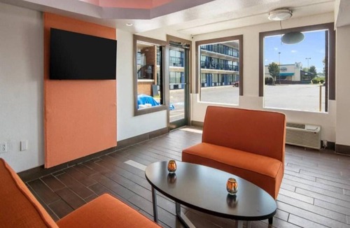 Macon Apartment | 1 King Bed | Smoking