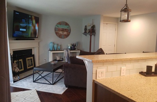Des Moines Condo | 1 Large Bed, 1 Bath