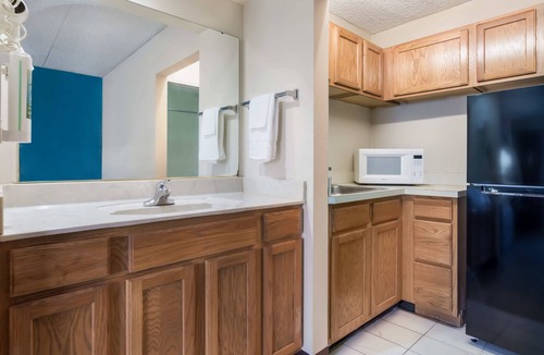 Evansville Hotel | 1 Life Studio and Suites