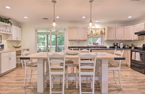 Jamesport House | < 1 Mi to Beach: Luxury North Fork Retreat w/Deck