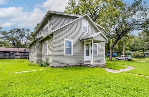 Manhattan House | 1 Mi to K-State Campus: Central Manhattan Home