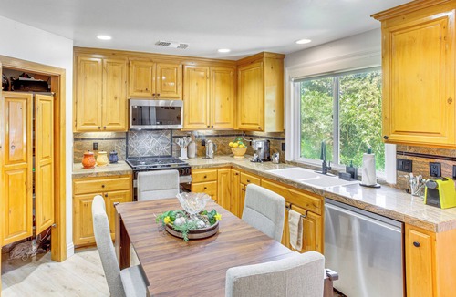 Crestline House | 1 Mi to Lake Gregory! Forest-View Crestline Cabin