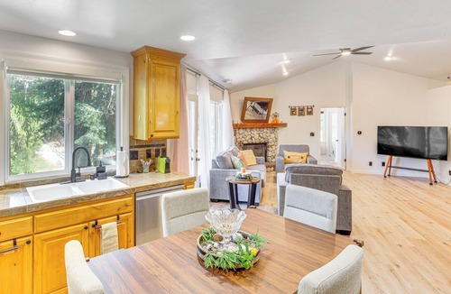 Crestline House | 1 Mi to Lake Gregory! Forest-View Crestline Cabin