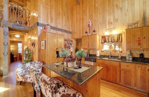 Linville Falls Cabin | < 1 Mi to Linville Falls: Family Gem w/Game Room!