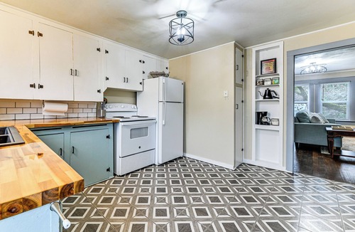 Grants Pass Apartment | 1 Mi to Rogue River: Walkable Grants Pass Retreat