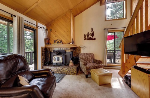 Shaver Lake Condo | 1 Mi to Shaver Lake! Family & Couples Condo