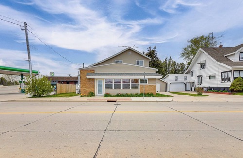 Two Rivers Cottage | 1 Mi to Shore: Lake Michigan Retreat w/Game Room!
