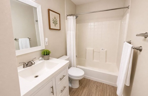 Escondido House | 1 mile to Safari Park- Avocado Farm Guest Home-