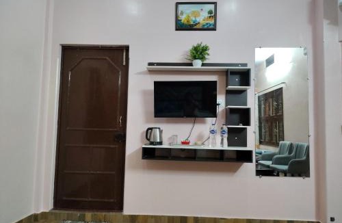 Varanasi House | 1 min from Dashashwamedh Ghat - River & Temple , Gr8 Service Guarantee
