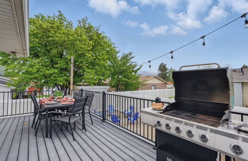 Northridge House | 1 min from Lindon Temple- Hot tub, Sleeps 16, Xbox, Poker, 6 Bed