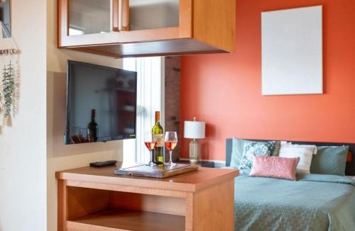 Downtown Wilmington Apartment | 1 min walk Downtown ILM Photogenic Live Oak