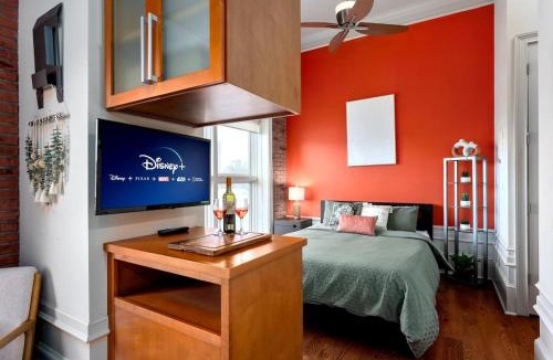Downtown Wilmington Apartment | 1 min walk Downtown ILM Photogenic Live Oak