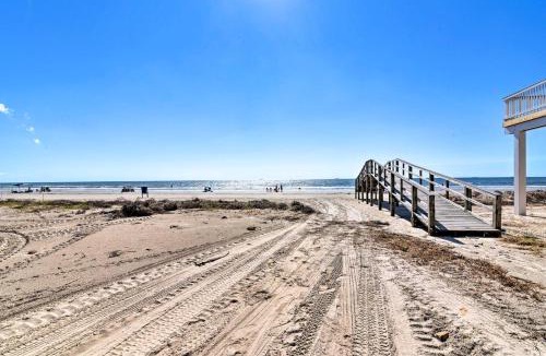 Surfside Beach House | 1 Min Walk to Beach: A Surfside Beach Favorite!