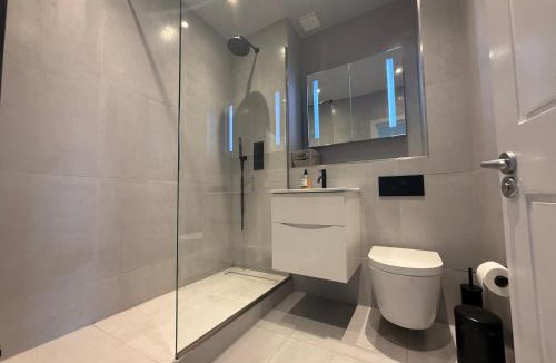 Golborne Apartment | 1 min walk to Portobello Market