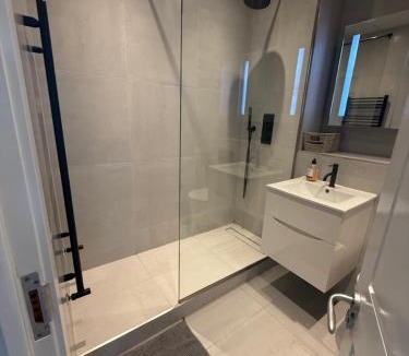Golborne Apartment | 1 min walk to Portobello Market