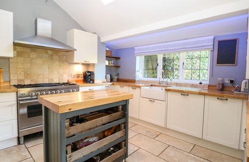 Godalming Cottage | 1 NORTHSIDE COTTAGES, pet friendly, with pool in Godalming