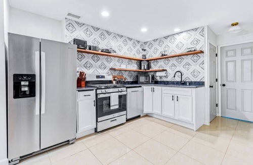 Phoenix Hill Apartment | 1 of 3 Units- Sleeps 6, HOT TUB, Cowboy POOL, King Beds, Firepits