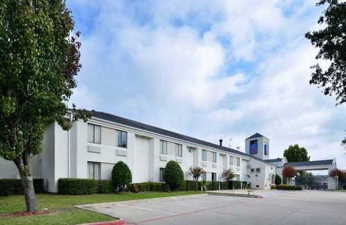 Plano Apartment | 1 Queen Bed | Smoking