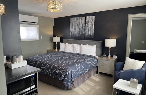 Two Harbors Hotel | #1 Queen- Vine & Branches Inn, 2 minute walk to Burlington Bay!