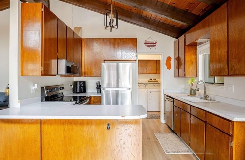 Montgomery Estates Cabin | 1 Story Cabin, King Bed, Queen Bed, Fire Pit, Dog Friendly. 3 Miles To The Beach