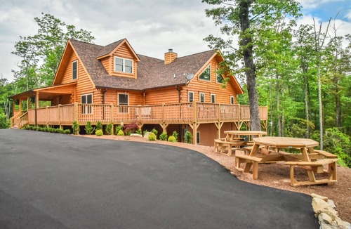 Black Mountain Cabin | #1 VIEWS BLACK-MT.- LUX LOG ESTATE./HOT TUB/GAME ROOM/PET FRIENDLY/GATED