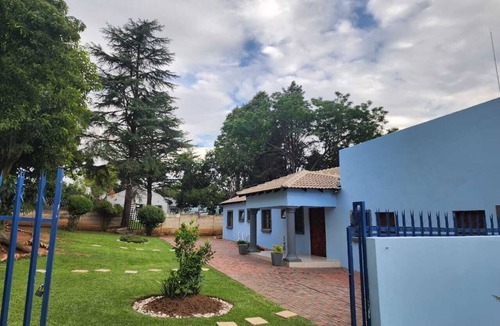 Fontainebleau House | 10-bedroom house in beautiful Randburg with WiFi , DSTV, NETFLIX each 500-600