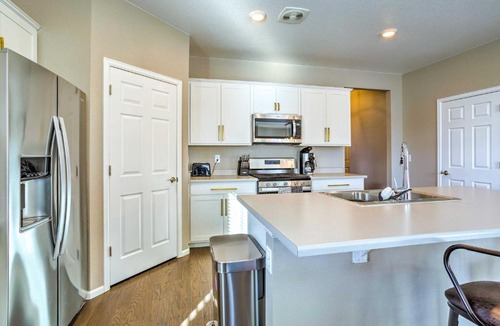 Aurora House | 10 Mi to DIA: Spacious Aurora House w/Yard!