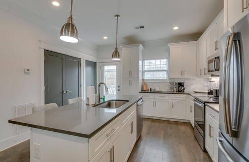 Charlotte Park House | 10 Mins To Broadway - West Side Charmer