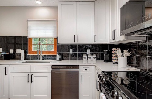 Oakland Hills at Geist House | 10%OFF Monthly stay|Mordernhome|King-Bed|Sleeps12