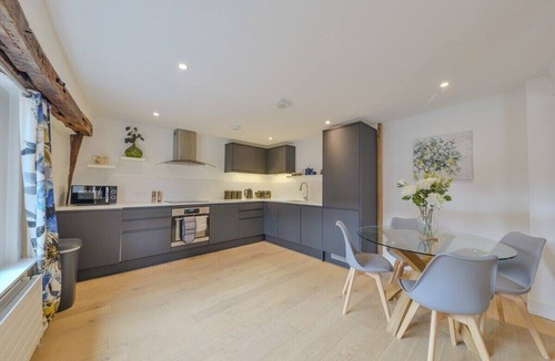 St Albans Apartment | 10% OFF Weekly Special Couples Leisure Sleeps 2